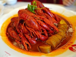 【地球をつまみ食い】ごめんね、息子よ　中国で記者がはまったザリガニ食の沼　　　