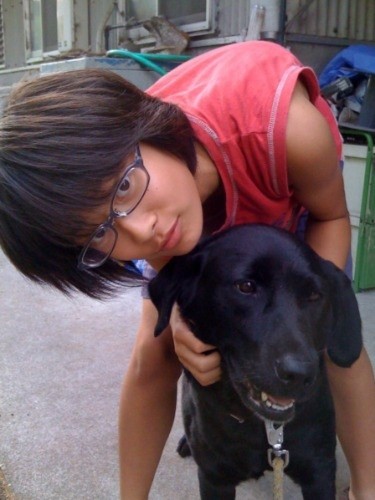 小学生時代、牛舎の番をしてくれたミントと　（後藤郁さん提供）