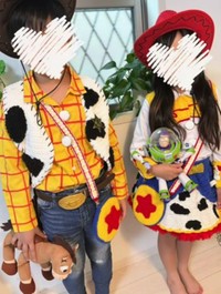 トイストーリーの衣装も手編みです／taatan_amuamuさん（@taatan_amuamu）提供