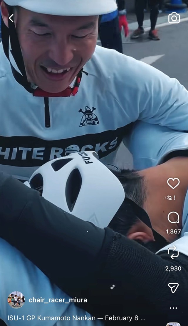 優勝！チームメイトとアツく喜びを分かち合う