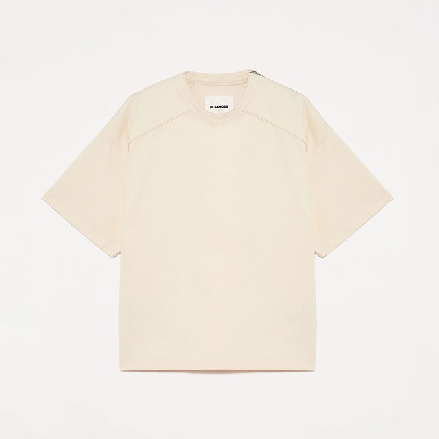 練られた造形に多様なバックボーンがうかがえる、<br>ジル サンダーのTシャツ。