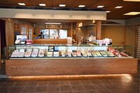 聖護院八ッ橋総本店の店内