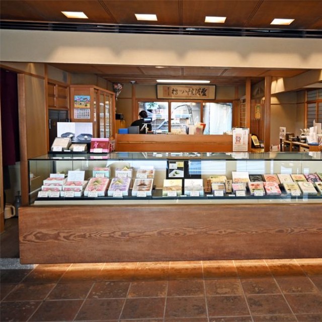 聖護院八ッ橋総本店の店内