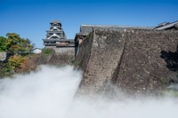 熊本城も巨大な雲に浮かんでいるよう