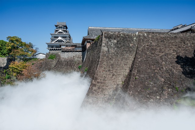 熊本城も巨大な雲に浮かんでいるよう