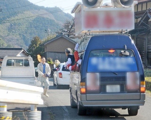 鳥取市郊外の集落を走る選挙カー。車上運動員も候補とともに戦う（本文とは関係ありません。画像の一部を加工しています）