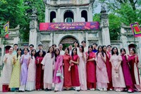 新聞奨学生として日本に行くため、勉強するベトナム人の若者たち