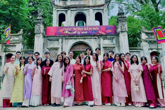 新聞奨学生として日本に行くため、勉強するベトナム人の若者たち