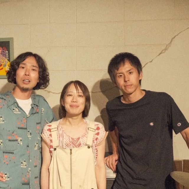 三輪卓也（Vo.Gt.）、のん（Key.）、向井ユウスケ（Dr.）