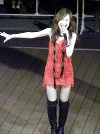 ミニライブで歌う(2014年)