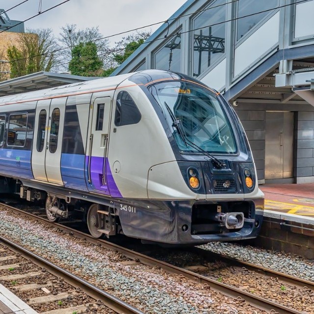 エリザベス・ラインを走る列車（russell102/stock.adobe.com）
