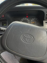 トヨタ車のハンドルのエンブレム／きりん工舎さん（@kirin_kousha）提供