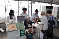 岡山市内で開かれた朝市で「らいすくりーむ」を販売する操山高の３人＝８月１７日