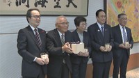 香川県庁を訪れた善通寺市の白玖俊一さんら