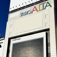 新宿アルタ（三越伊勢丹ホールディングス提供）