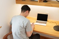 自宅で勉強する姿を息子たちに見せる　※画像はイメージです（polkadao@stock.adobe.com）