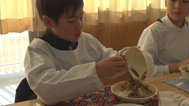 香川県土庄町の小学校で提供された牛丼