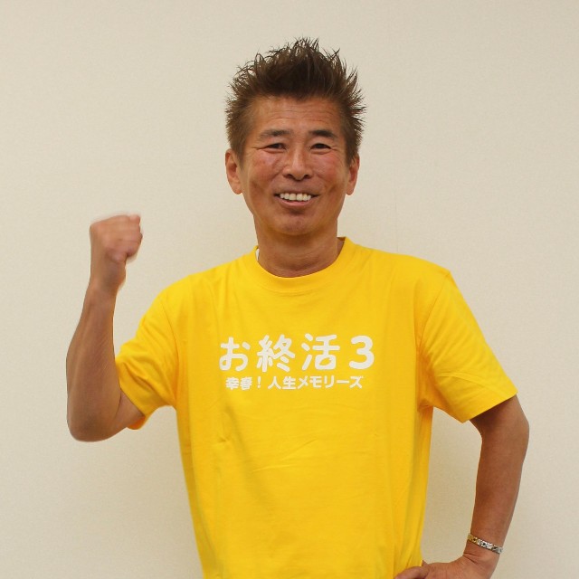 元気にポーズを取る勝俣州和さん＝大阪市内