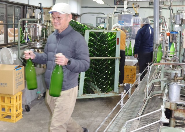 新商品の純米生原酒「しぼりたて」を瓶詰めする社員たち