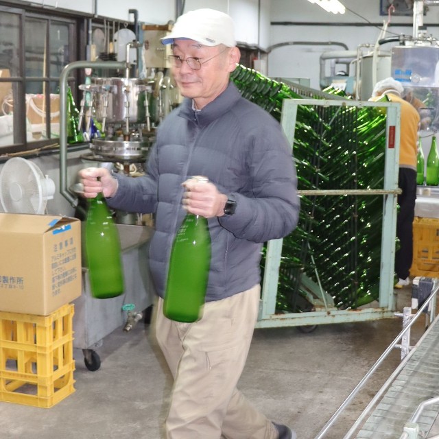 新商品の純米生原酒「しぼりたて」を瓶詰めする社員たち