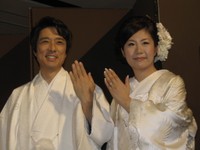 結婚指輪を見せる黒田アーサー（左）と志保夫人＝2012年