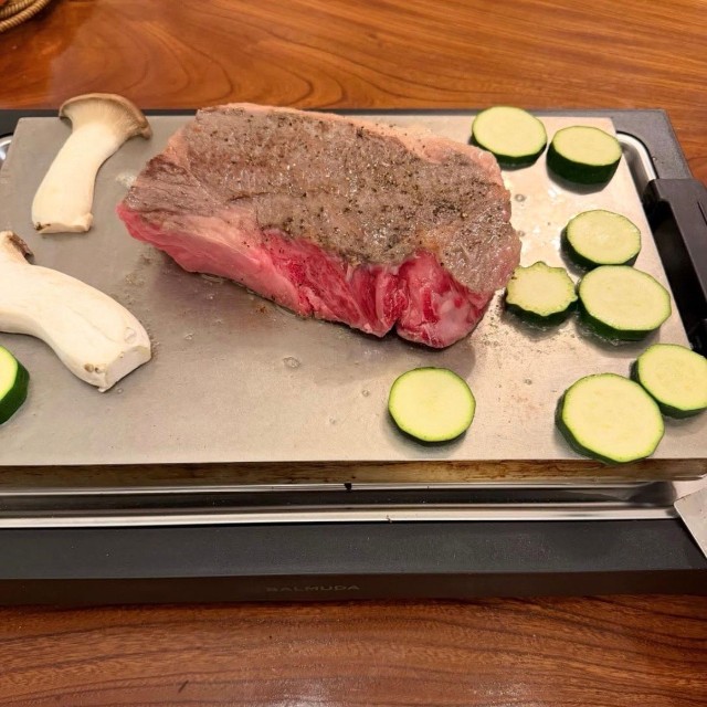 5センチにスライスし、バルミューダのプレートで調理／Ryosukeさん（@ryosuke0526）提供