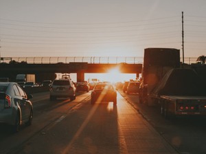 初めての原付。いつもは早く変われと思う赤信号に、もっと長くなれと願った