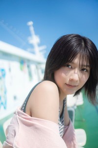 清水麻璃亜1st写真集（©KADOKAWA／撮影：佐藤佑一）