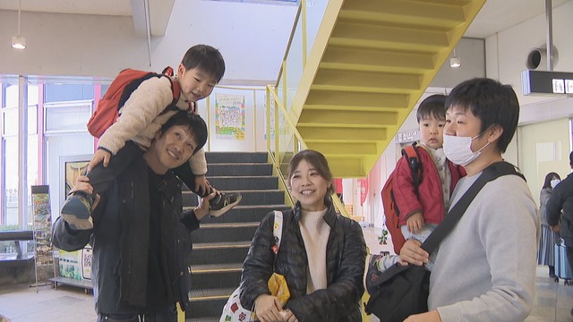 年末年始の休みをふるさとなどで過ごす人たちで空港は混雑　高松空港