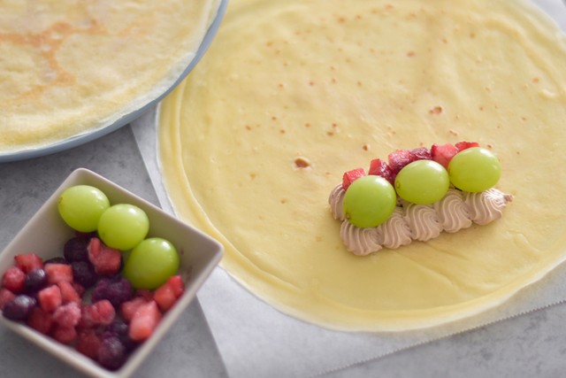 余った生クリームを冷凍しておけば、同じく冷凍しておいたクレープ生地で３分でおやつが完成（提供：ぷんさん）