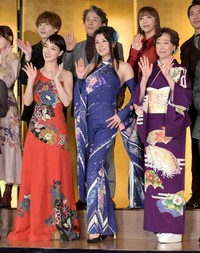 「メイジ・ザ・キャッツアイ」で三姉妹を演じる（前列左から）剛力彩芽、藤原紀香、高島礼子＝2023年