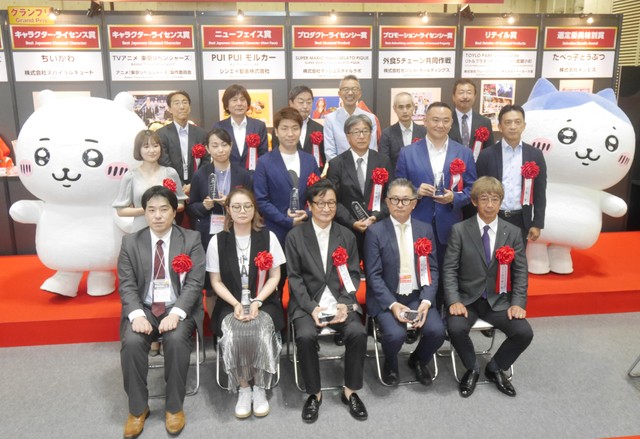 「日本キャラクター大賞２０２２」表彰式に出席した受賞者、選考委員＝都内