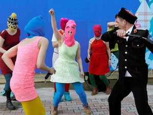 プッシー・ライオット、プーチン氏の写真に放尿映像を美術館で披露　政治活動か芸術か