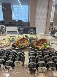 社員の給食の時間にも同席