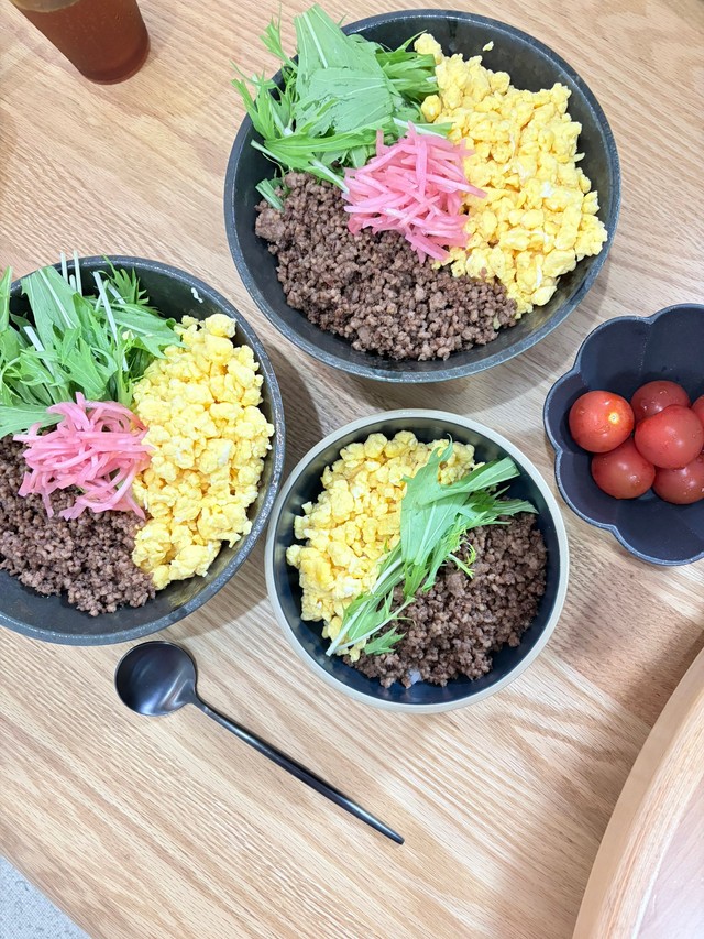 息子さんが好きなそぼろ丼。彩りも豊かで美味しそう（ゴリさん提供）