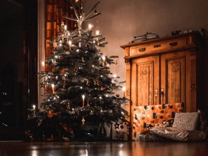 願いと優しさが入り混じる日、「サンタさん」という匿名が幸福を運ぶ