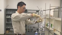 最先端機器の材料を研究・開発！　化学の魅力を伝える授業も行うお父さん　香川【おしごとみせて】