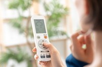 冷房時のエアコンは何℃に設定していますか？　※画像はイメージです（Peak River/stock.adobe.com）