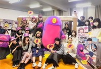 プロジェクトを推進する大阪市立デザイン教育研究所の学生とスキマモリ