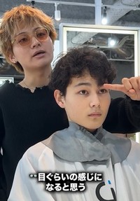 縮毛矯正後のイメージを伝える佐々田さん／投稿主さん提供