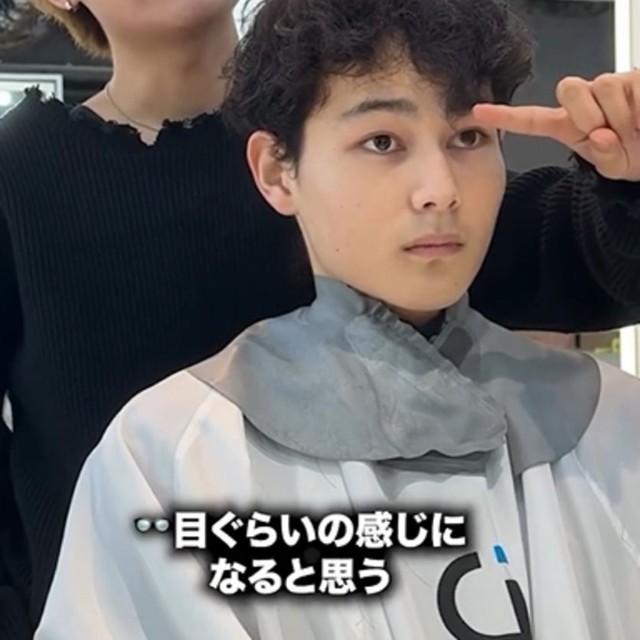 縮毛矯正後のイメージを伝える佐々田さん／投稿主さん提供