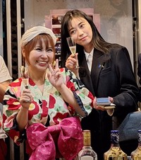 友人の浜田ブリトニー（左）の誕生日と新たな門出を祝福する衆院議員の斉藤りえ氏＝東京・浅草の「CＡＦＥオカオカ」