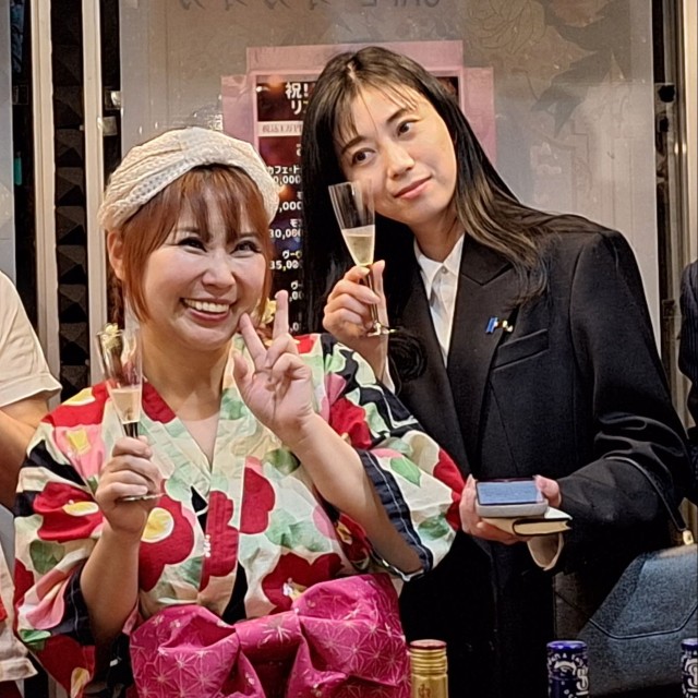 友人の浜田ブリトニー（左）の誕生日と新たな門出を祝福する衆院議員の斉藤りえ氏＝東京・浅草の「CＡＦＥオカオカ」
