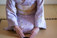 着物姿でお茶席に座る日本人女性※画像はイメージです （sakura/stock.adobe.com）