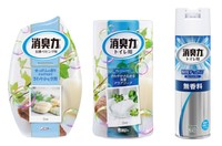 「消臭力」シリーズの(左から)「玄関・リビング用」「トイレ用」「トイレ用スプレー」。今も「力」には「リキ」と記されている
