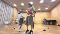 ファッションショーのリハーサルを行う出演者