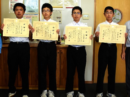 おぼれかけた柴犬を川から救出！　男子中学生４人を表彰