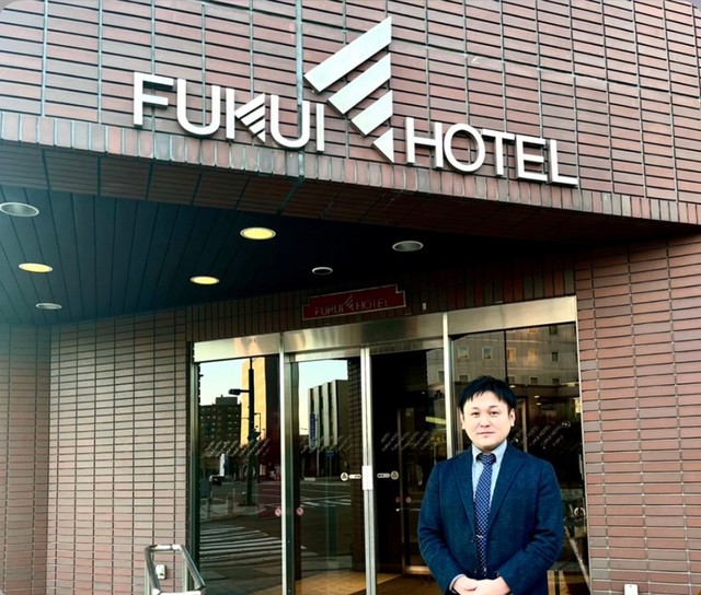 売ってくれと手紙が来るふく井ホテルと、ゆうた社長（提供：ゆうた社長）