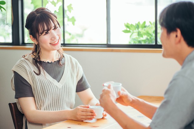 話をする男女※画像はイメージです（buritora/stock.adobe.com）