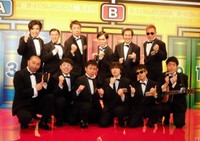 Ｒ―１決勝に進出した（前列左から）レイザーラモンＲＧ、ヒューマン中村、小森園ひろし、ミヤシタガク、バイク川崎バイク、馬と魚、（後列左から）ＴＡＩＧＡ、スギちゃん、やまもとまさみ、中山女子短期大学、おぐ、じゅんいちダビッドソン＝2014年